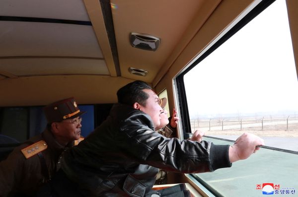 El líder norcoreano Kim Jong-un observa el lanzamiento del misil balístico intercontinental Hwasong-17. - Sputnik Mundo