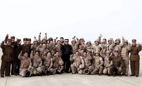 Corea del Sur respondió al lanzamiento de misiles norcoreanos disparando varios misiles balísticos y de crucero hacia el mar de Japón, informó la agencia de noticias surcoreana Renhap. En la foto: Kim Jong-un se fotografía con los soldados norcoreanos que participaron del lanzamiento de prueba del misil balístico intercontinental Hwasong-17. - Sputnik Mundo