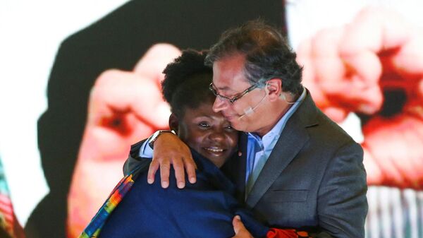 Gustavo Petro junto con Francia Marquez durante una presentación en Bogotá, Colombia - Sputnik Mundo