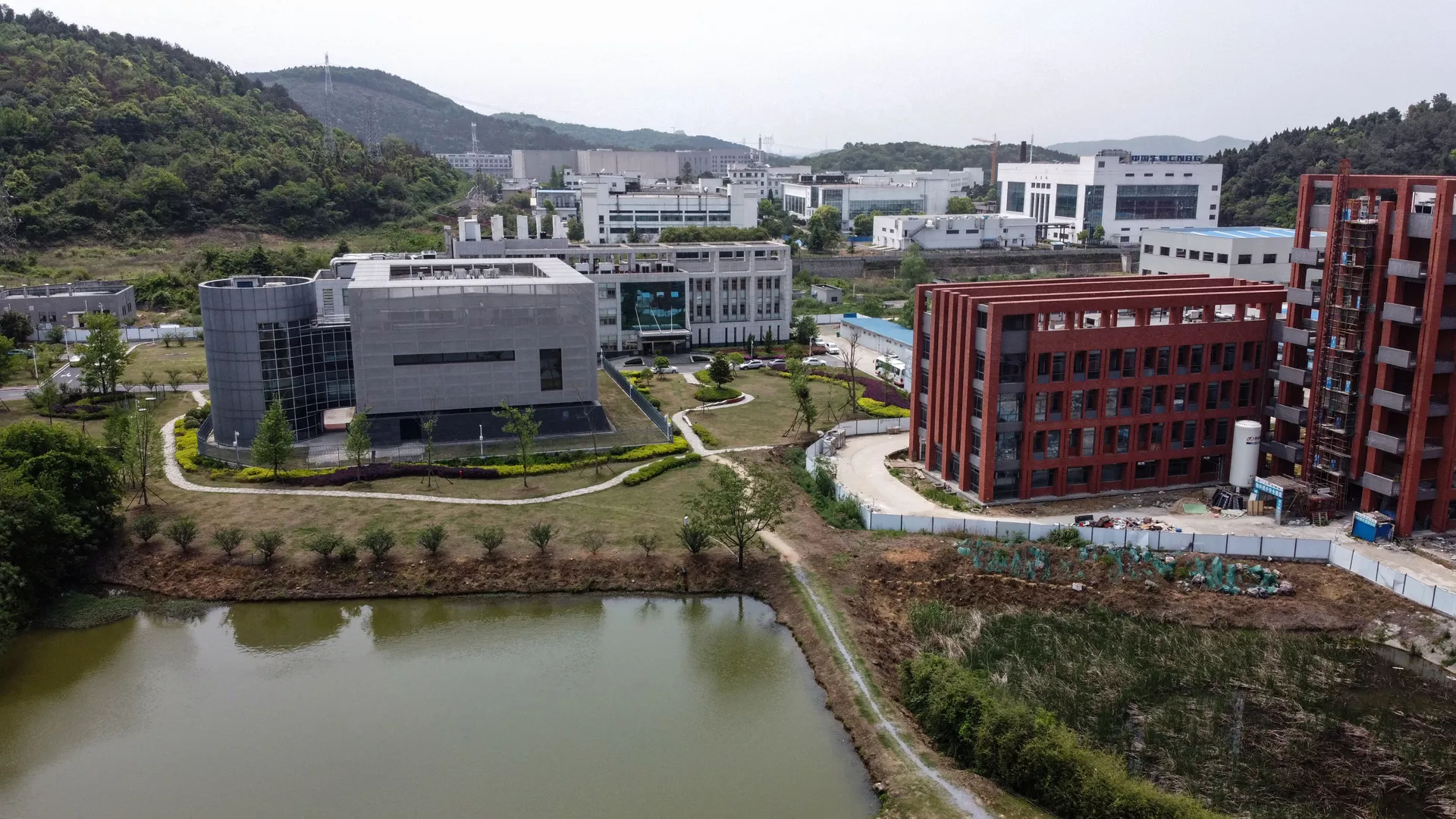Una vista aérea de las instalaciones del Instituto de Virología de Wuhan en la provincia china de Hubei Una vista aérea de las instalaciones del Instituto de Virología de Wuhan en la provincia china de Hubei - Sputnik Mundo, 1920, 26.03.2022