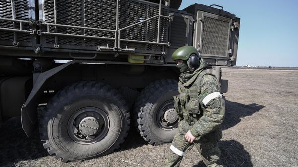 Un militar ruso durante la operación especial militar en Ucrania - Sputnik Mundo