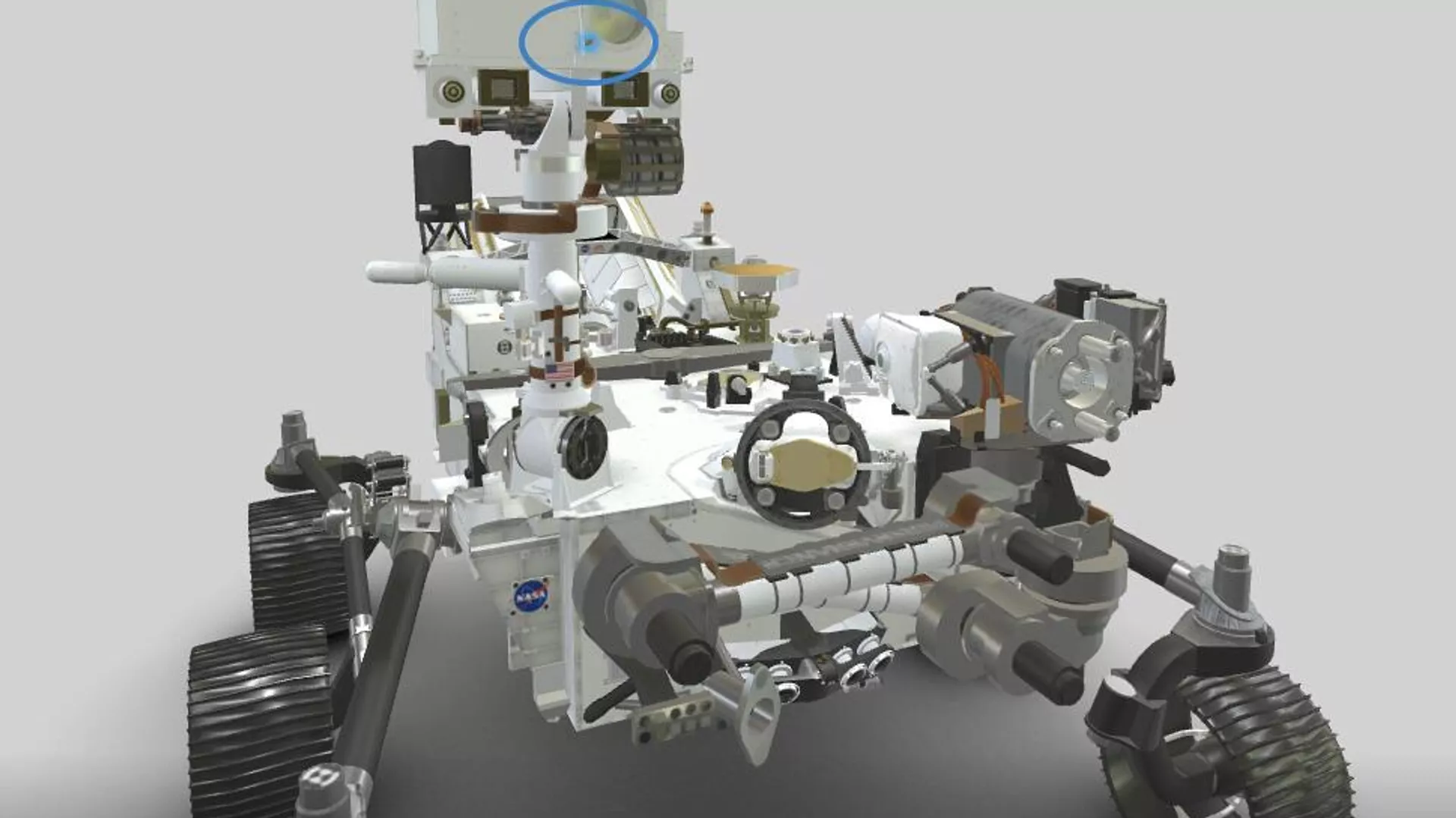 El micrófono de la SuperCam (azul) en la parte superior del rover