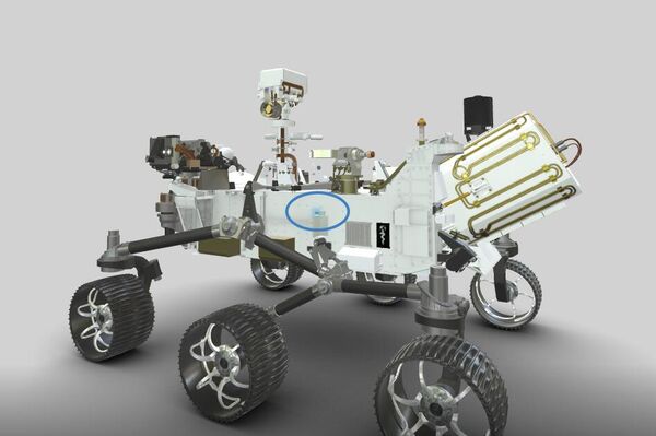 El micrófono para grabar los sonidos de Entrada, Descenso y Aterrizaje (EDL, por sus siglas en inglés) (azul) conectado al lado izquierdo del rover - Sputnik Mundo