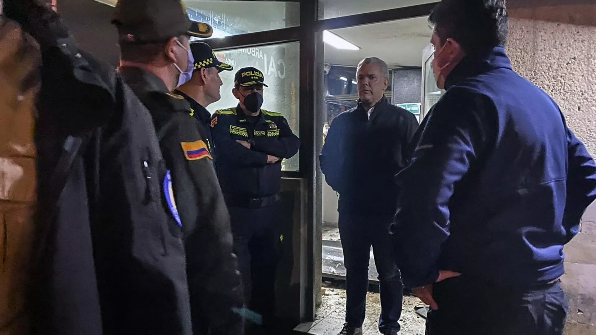 Ivan Duque, el presidente de Colombia en la comprobación de daños en una comisaría del barrio Simón Bolívar de Bogotá. Ivan Duque, el presidente de Colombia en la comprobación de daños en una comisaría del barrio Simón Bolívar de Bogotá. - Sputnik Mundo, 1920, 29.03.2022