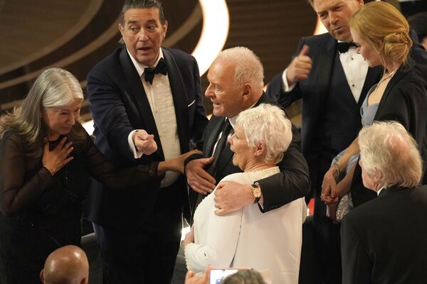 Los invitados de la 94 ceremonia de los Premios Óscar Stella Arroyave (izquierda), Ciaran Hinds, Anthony Hopkins, Judi Dench, Kenneth Branagh y Nicole Kidman. - Sputnik Mundo