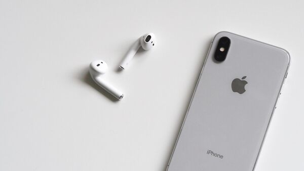 Un iPhone y AirPods - Sputnik Mundo