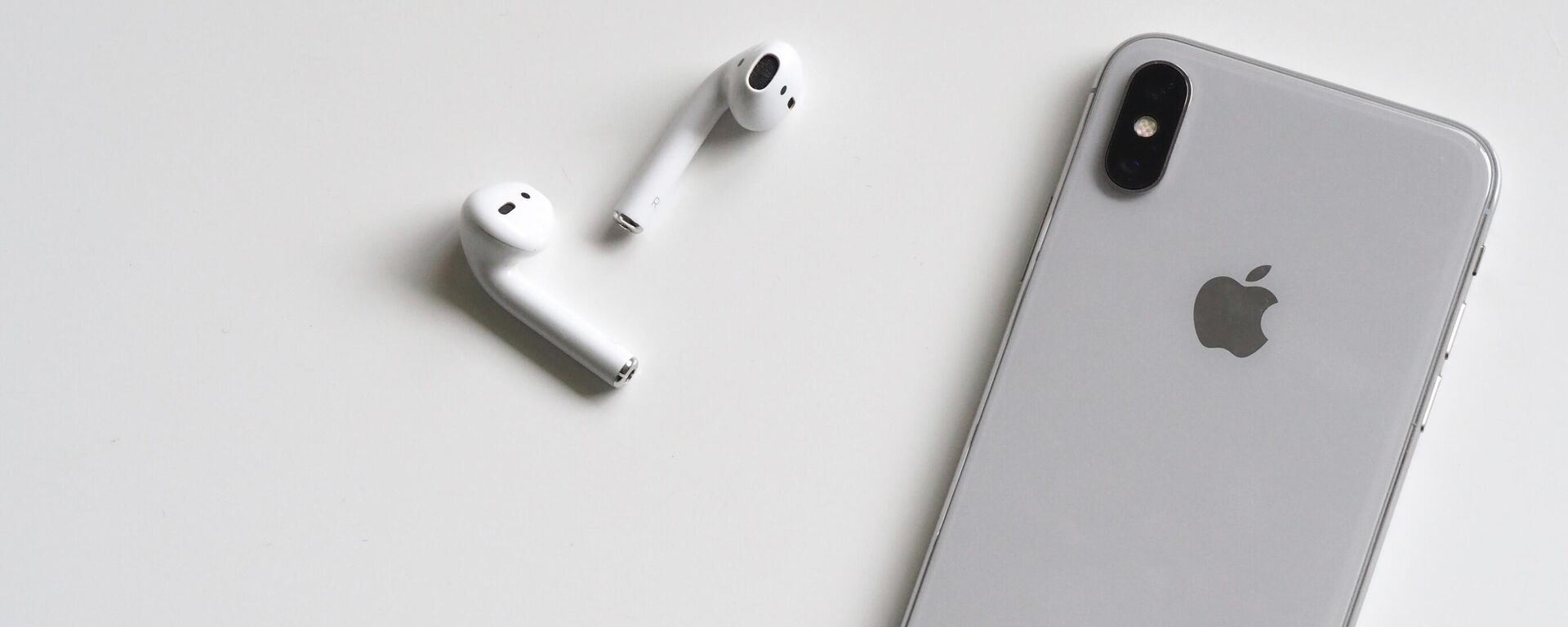 Un iPhone y AirPods - Sputnik Mundo, 1920, 28.03.2022