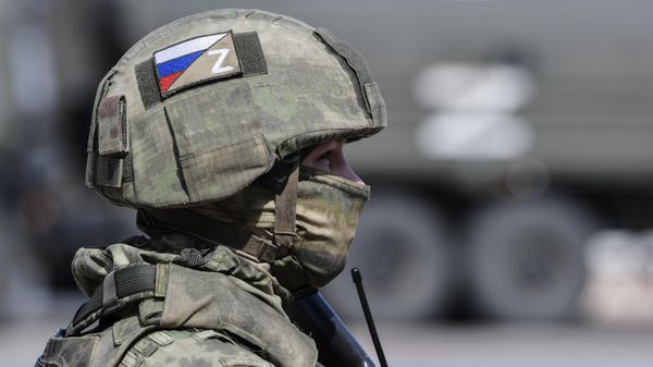 Un militar ruso en Mariúpol - Sputnik Mundo