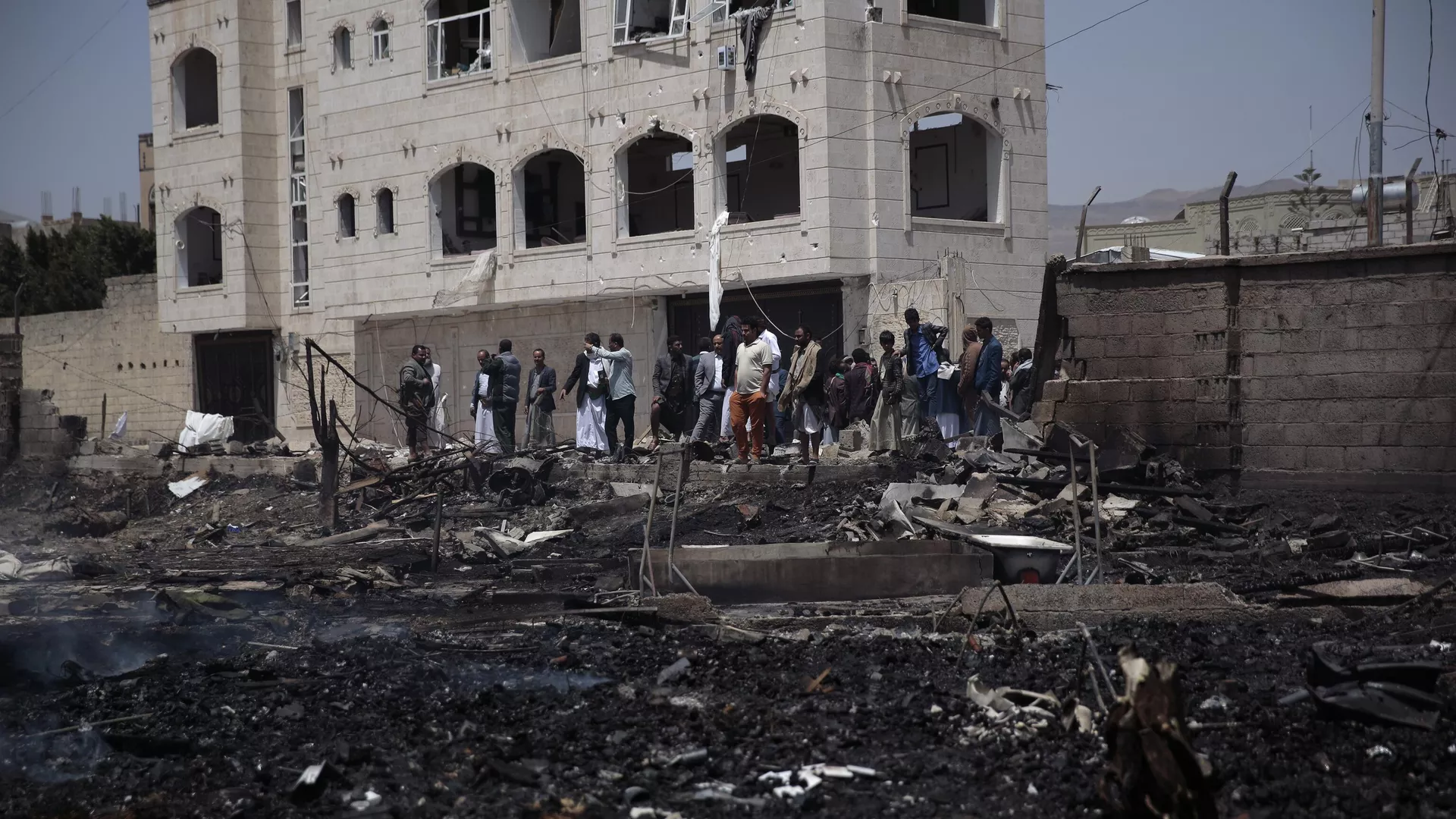 Consecuencias de los bombardeos saudíes sobre Saná, Yemen, el 26 de marzo de 2022