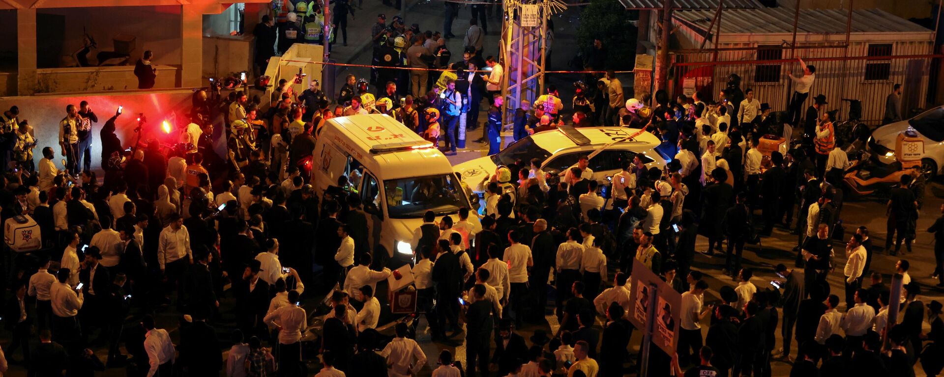 La gente se reúne en la escena de un ataque en una calle principal de Bnei Brak, cerca de Tel Aviv, Israel La gente se reúne en la escena de un ataque en una calle principal de Bnei Brak, cerca de Tel Aviv, Israel - Sputnik Mundo, 1920, 08.04.2022