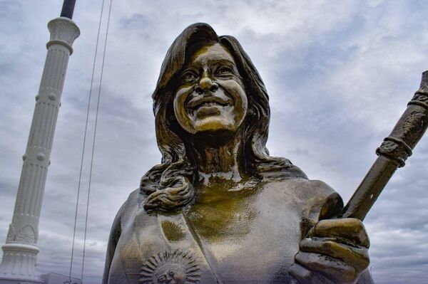 Estatua de la vicepresidenta y expresidenta Cristina Fernández en Río Gallegos - Sputnik Mundo