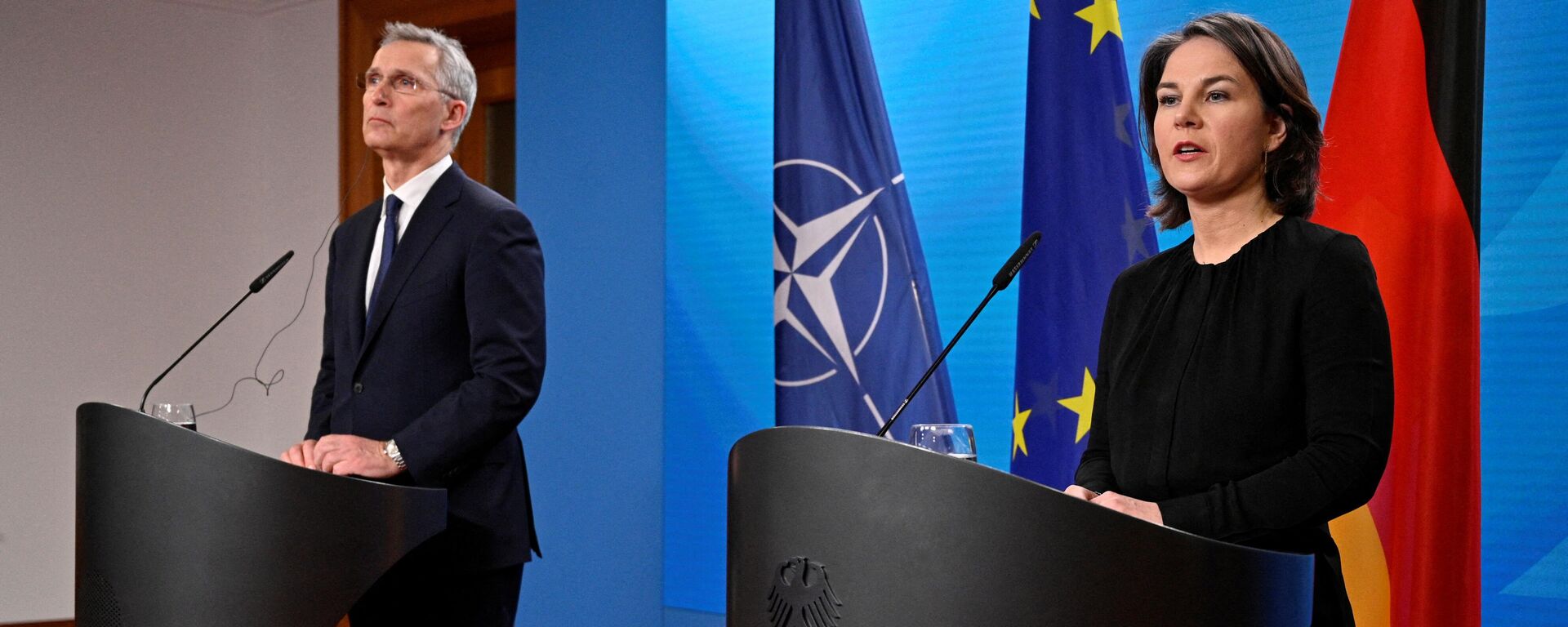Ministra de Exteriores de Alemania, Annalena Baerbock, y el secretario general de la OTAN, Jens Stoltenberg - Sputnik Mundo, 1920, 30.03.2022