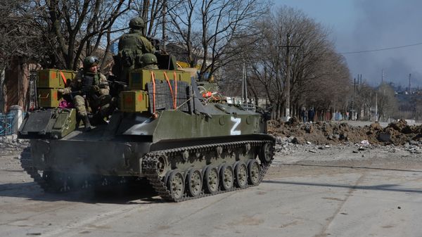 Equipo militar ruso en una calle de Mariupol - Sputnik Mundo