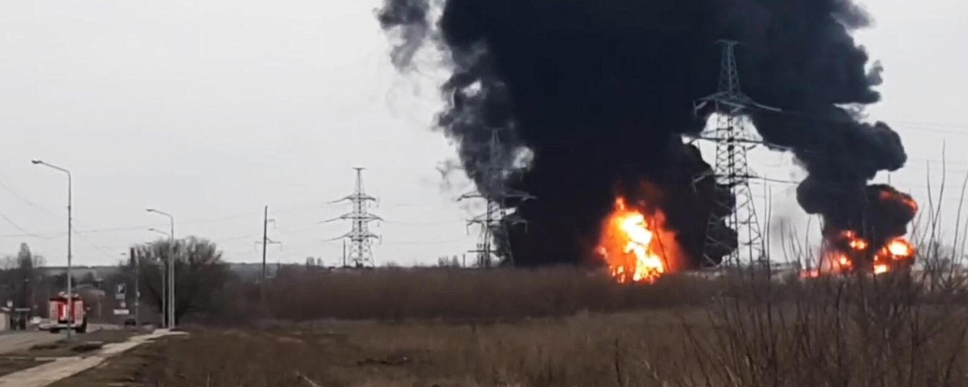 Un incendio en un depósito de carburantes en la ciudad de Bélgorod después del ataque aéreo ucraniano - Sputnik Mundo, 1920, 26.04.2022