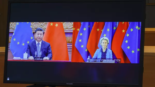 Xi Jinping, presidente de China, y Ursula vor der Leyen, presidenta de la Comisión Europea - Sputnik Mundo