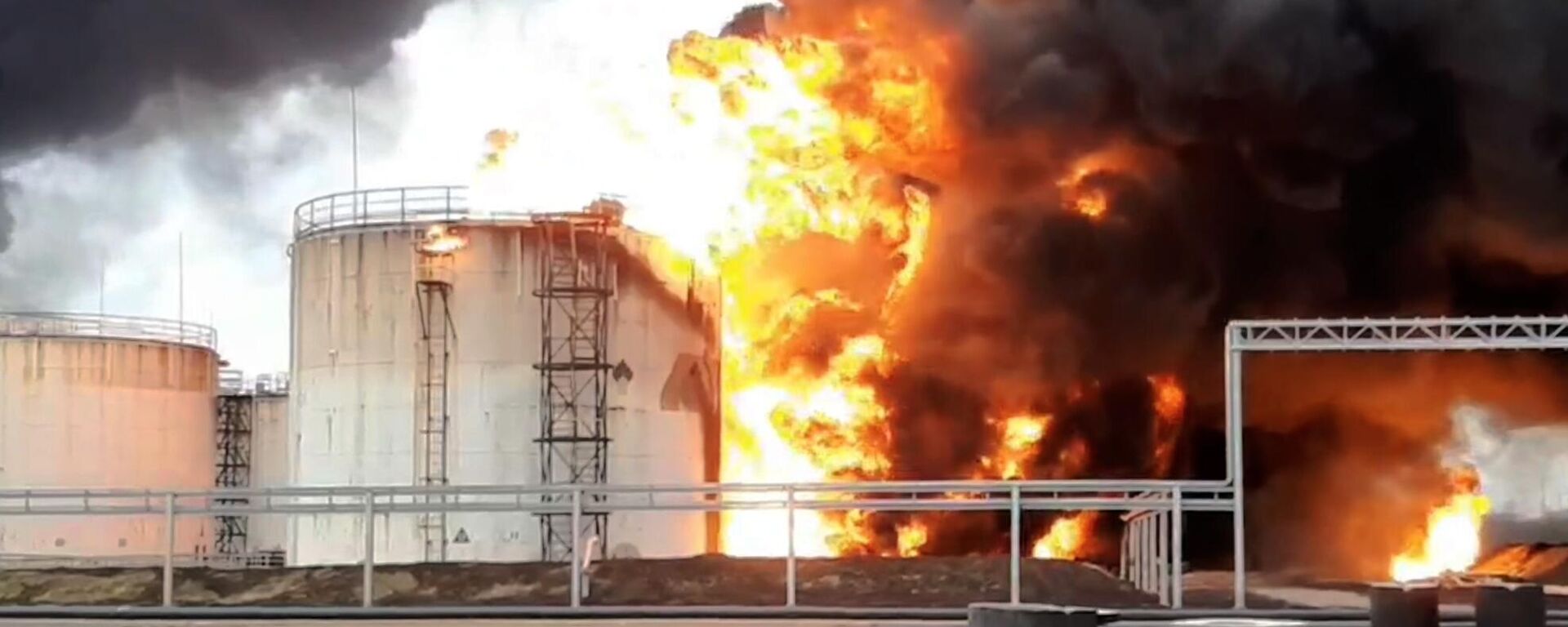 Ataque aéreo ucraniano contra un depósito de petróleo en la ciudad rusa de Bélgorod - Sputnik Mundo, 1920, 01.04.2022