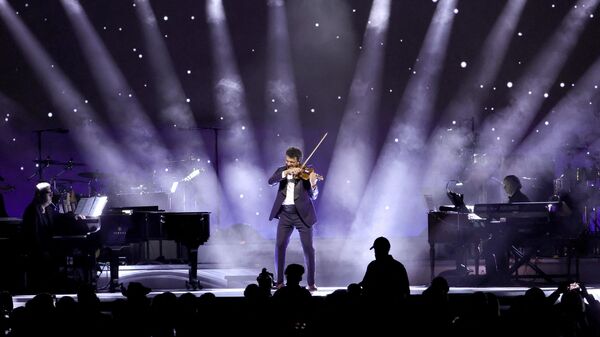 Curtis Stewart se presenta en el escenario durante la 64ª Ceremonia Anual de Estreno de los Premios GRAMMY en el MGM Grand Marquee Ballroom - Sputnik Mundo