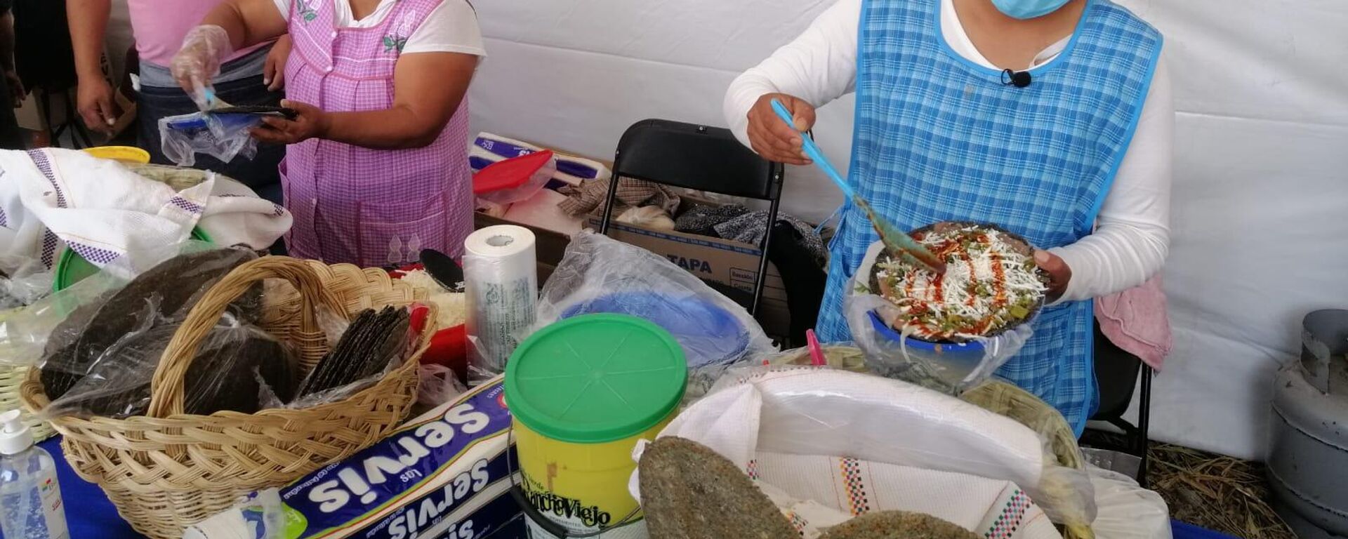 Preparando los alimentos en su mesa asignada en Los Pinos. - Sputnik Mundo, 1920, 05.04.2022