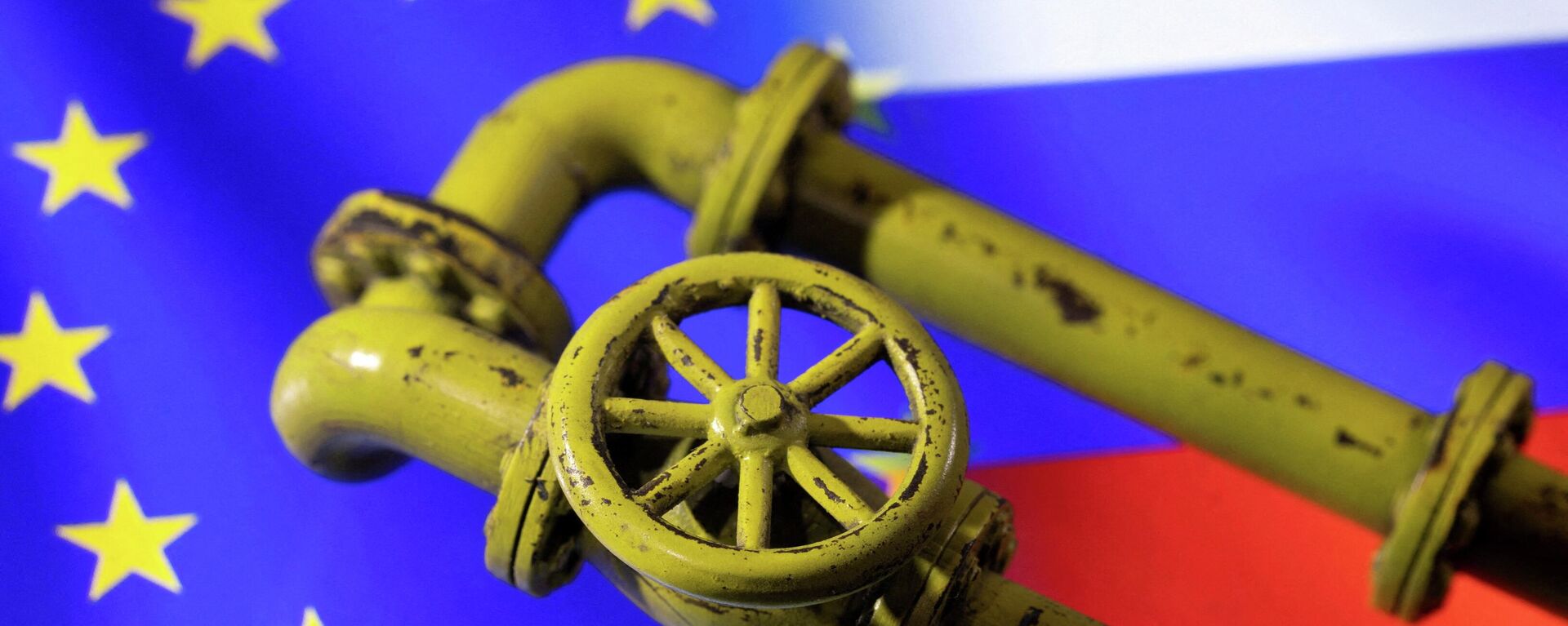 Las banderas de la UE y Rusia con una gasoducto - Sputnik Mundo, 1920, 04.04.2022