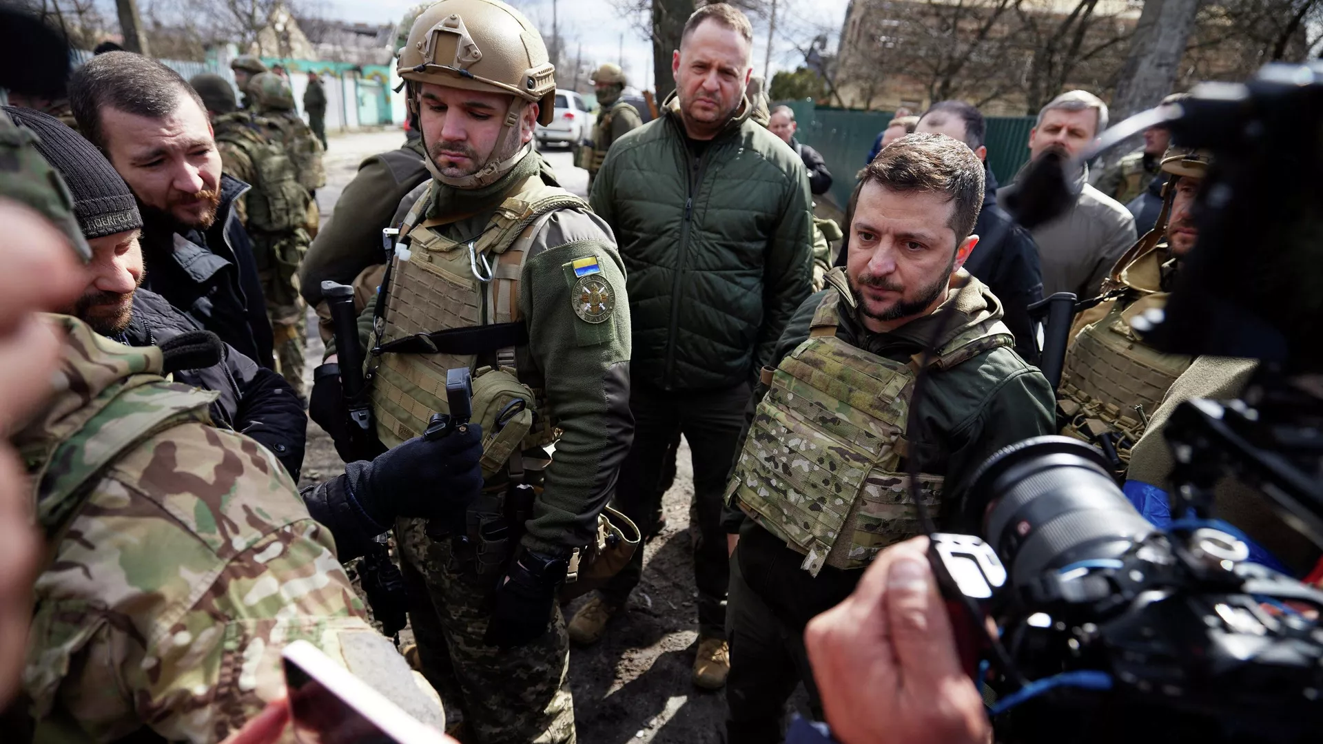 El presidente de Ucranis, Volodímir Zelenski, junto a militares ucranianos visita Bucha y habla con los medios de comunicación - Sputnik Mundo, 1920, 04.04.2022