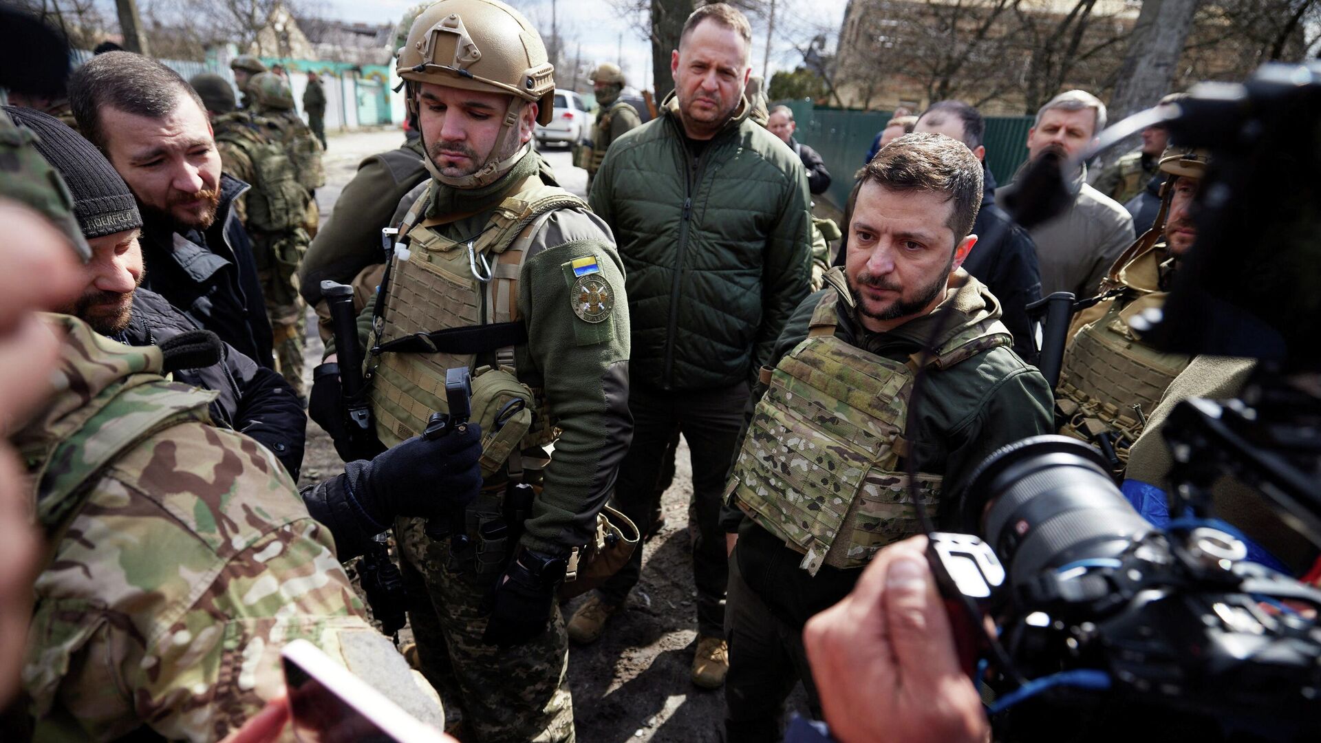 El presidente de Ucranis, Volodímir Zelenski, junto a militares ucranianos visita Bucha y habla con los medios de comunicación - Sputnik Mundo, 1920, 04.04.2022