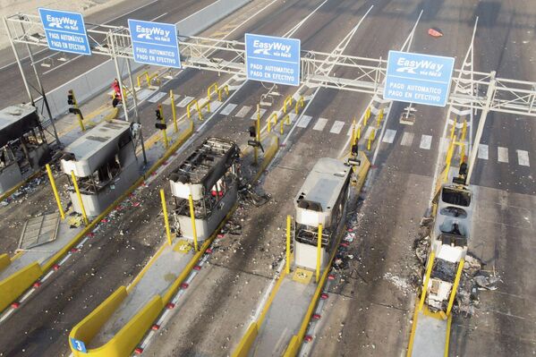 El malestar se ha extendido por todo el país.En la foto: Varios puntos de peaje incendiados en la autopista de la ciudad de Ica, en el sur de Perú. - Sputnik Mundo