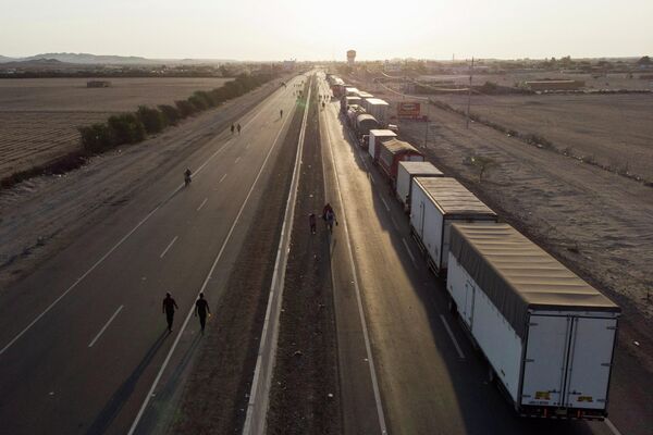 Desde que inició la semana, las clases han sido suspendidas en muchas escuelas de todo el país y miles de peruanos no han podido llegar a sus fuentes de trabajo debido al bloqueo de las carreteras. - Sputnik Mundo