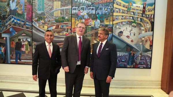 El canciller mexicano Marcelo Ebrard con el multimillonario indio Anand Mahindra
 - Sputnik Mundo