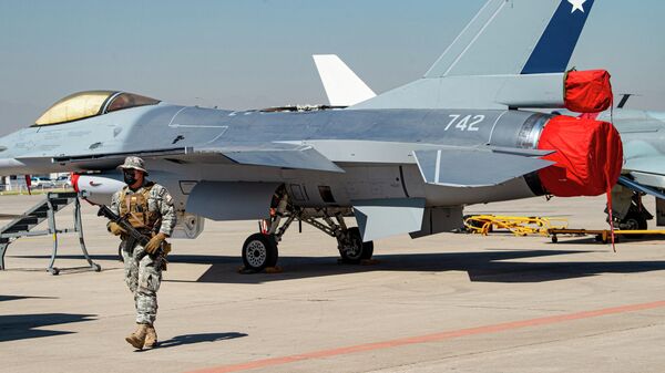 A chilean soldier walks next to a Chilean F16 during the International Air and Space Fair (FIDAE) in Santiago - Sputnik Mundo