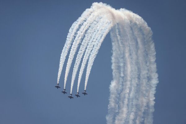 El equipo acrobático Halcones de la Fuerza Aérea de Chile actúa en la ceremonia de inauguración de la FIDAE 2022 en Santiago. - Sputnik Mundo