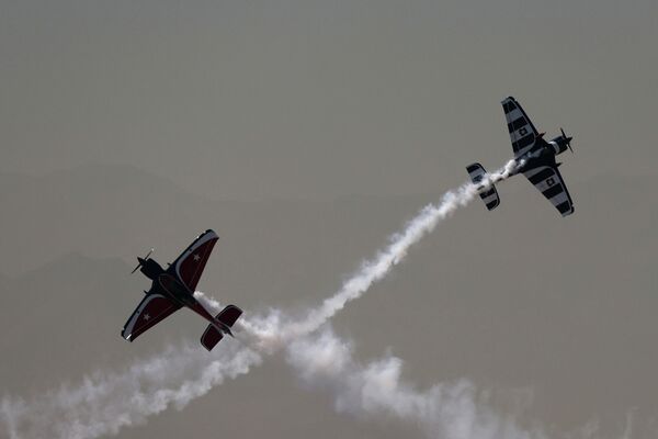 El equipo acrobático Halcones de la Fuerza Aérea de Chile actúa en la ceremonia de inauguración de la FIDAE 2022. - Sputnik Mundo