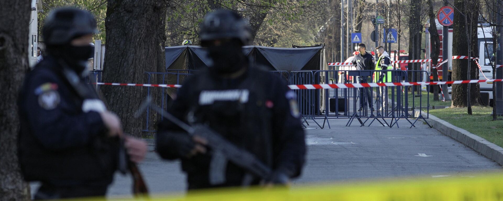 Agentes de Policía hacen guardia mientras los investigadores de la escena del crimen comprueban la zona donde un coche se estrelló contra la puerta de la Embajada de Rusia en Bucarest, Rumanía, el 6 de abril de 2022 - Sputnik Mundo, 1920, 06.04.2022