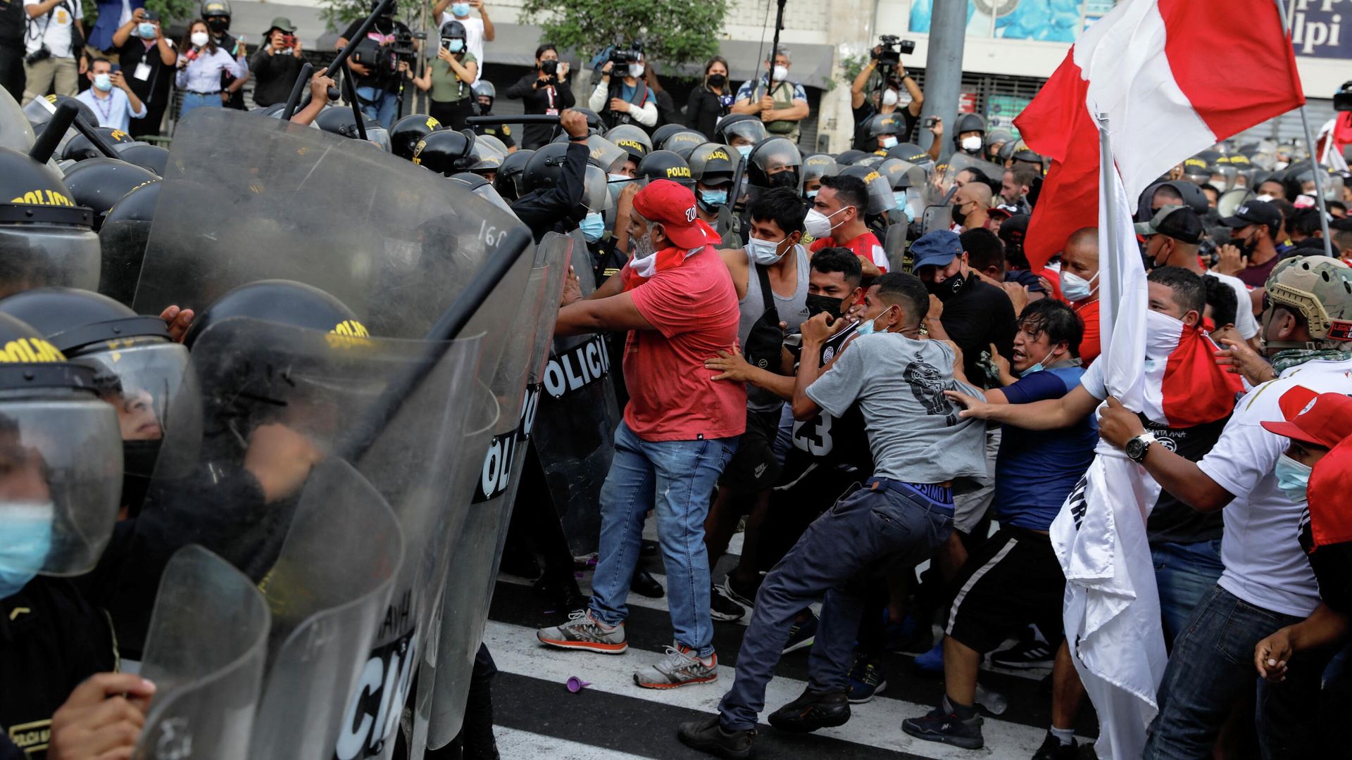 La Policía antidisturbios y los manifestantes se enfrentan durante una protesta contra el presidente de Perú, Pedro Castillo, en Lima, Perú, el 5 de abril de 2022 La Policía antidisturbios y los manifestantes se enfrentan durante una protesta contra el presidente de Perú, Pedro Castillo, en Lima, Perú, el 5 de abril de 2022 - Sputnik Mundo, 1920, 06.04.2022
