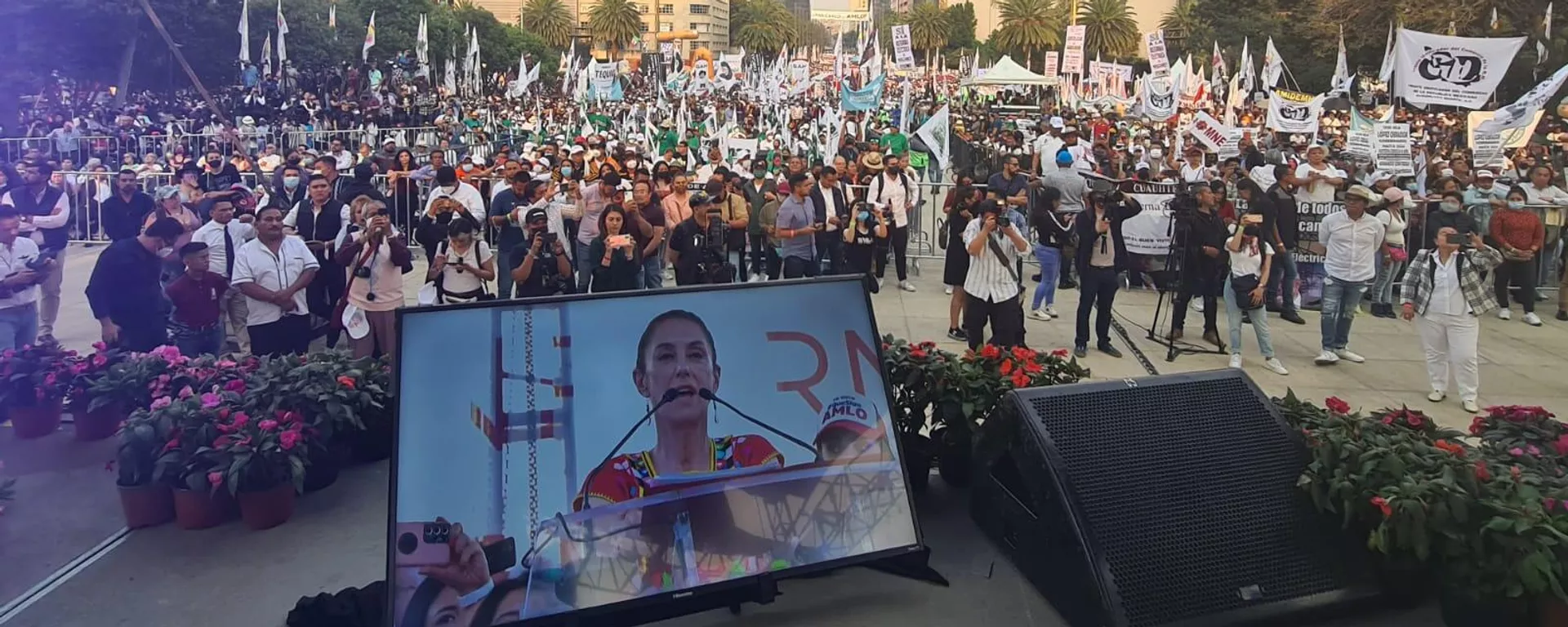 Concentración de simpatizantes de AMLO en el Monumento a la Revolución. Concentración de simpatizantes de AMLO en el Monumento a la Revolución. - Sputnik Mundo, 1920, 09.04.2022
