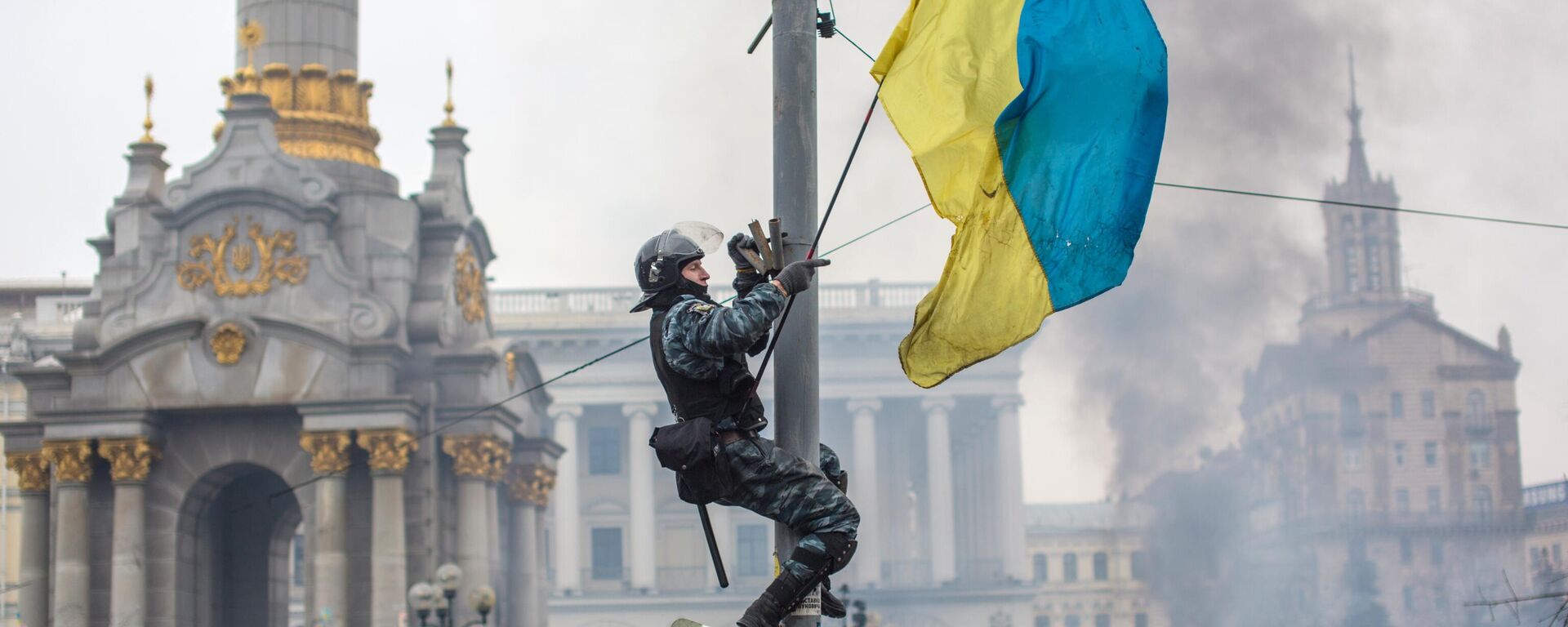 Сотрудники правоохранительных органов на площади Независимости в Киеве - Sputnik Mundo, 1920, 11.04.2022