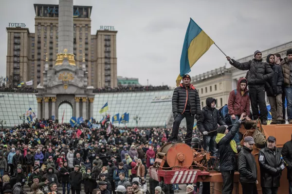 El 21 de noviembre de 2013 estallaron las protestas en el centro de Kiev en respuesta a la decisión del Gobierno de suspender la llamada integración europea de Ucrania. Según el decreto, esta medida fue tomada "para fortalecer las relaciones con Rusia y los países de la Comunidad de Estados Independientes (CEI)".El 24 de noviembre de 2013, en Kiev tuvo lugar otra manifestación denominada Por una Ucrania europea que reunió a miles de personas. Los organizadores la declararon indefinida, hasta que las autoridades firmaran un acuerdo de asociación con la UE. Los participantes aprobaron una resolución sobre la dimisión del primer ministro Mikola Azárov y exigieron la firma inmediata de las leyes de integración europea. El 21 de noviembre de 2013 estallaron las protestas en el centro de Kiev en respuesta a la decisión del Gobierno de suspender la llamada integración europea de Ucrania. Según el decreto, esta medida fue tomada "para fortalecer las relaciones con Rusia y los países de la Comunidad de Estados Independientes (CEI)".El 24 de noviembre de 2013, en Kiev tuvo lugar otra manifestación denominada Por una Ucrania europea que reunió a miles de personas. Los organizadores la declararon indefinida, hasta que las autoridades firmaran un acuerdo de asociación con la UE. Los participantes aprobaron una resolución sobre la dimisión del primer ministro Mikola Azárov y exigieron la firma inmediata de las leyes de integración europea. - Sputnik Mundo