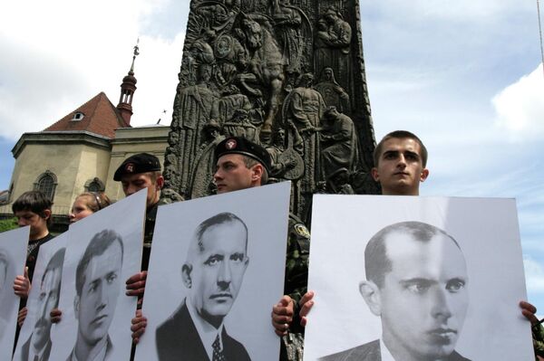 Año 2009. Varios jóvenes se reúnen en el centro de la ciudad de Leópolis cerca del monumento de Stepán Bandera, un colaborador nazi cuyas tropas participaron en el Holocausto, durante la celebración del Día de los Héroes por los veteranos del Ejército Insurgente Ucraniano. Los participantes llevan los retratos de los miembros de la Organización de nacionalistas ucranianos. - Sputnik Mundo