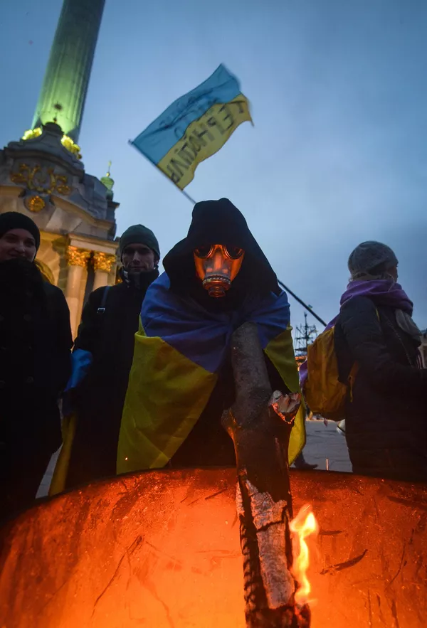 El 2 de diciembre de 2013 los manifestantes levantaron barricadas y un campamento de tiendas de campaña en la Plaza de la Independencia. Unos días después, las protestas se ampliaron: aparecieron piquetes en varias calles de Kiev y los manifestantes tomaron edificios administrativos. Un monumento a Lenin fue demolido en la plaza de Besarabia. El 11 de diciembre, las fuerzas de seguridad comenzaron a dispersar a los manifestantes y desmantelar las barricadas. El 2 de diciembre de 2013 los manifestantes levantaron barricadas y un campamento de tiendas de campaña en la Plaza de la Independencia. Unos días después, las protestas se ampliaron: aparecieron piquetes en varias calles de Kiev y los manifestantes tomaron edificios administrativos. Un monumento a Lenin fue demolido en la plaza de Besarabia. El 11 de diciembre, las fuerzas de seguridad comenzaron a dispersar a los manifestantes y desmantelar las barricadas. - Sputnik Mundo