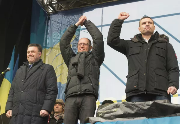 El 22 de diciembre de 2013 fue constituida la asociación Maidán encabezada por los líderes de la oposición, Arseni Yatseniuk (el grupo parlamentario Batkivshchina o Unión de Todos los Ucranianos Patria), Vitali Klichkó (UDAR), Oleh Tiahnibok (Svoboda), la ex primera ministra ucraniana Yulia Timoshenko, el ex ministro del Interior Yuri Lutsenko, el excanciller Boris Tarasiuk y el oligarca y político Petró Poroshenko. El 22 de diciembre de 2013 fue constituida la asociación Maidán encabezada por los líderes de la oposición, Arseni Yatseniuk (el grupo parlamentario Batkivshchina o Unión de Todos los Ucranianos Patria), Vitali Klichkó (UDAR), Oleh Tiahnibok (Svoboda), la ex primera ministra ucraniana Yulia Timoshenko, el ex ministro del Interior Yuri Lutsenko, el excanciller Boris Tarasiuk y el oligarca y político Petró Poroshenko. - Sputnik Mundo