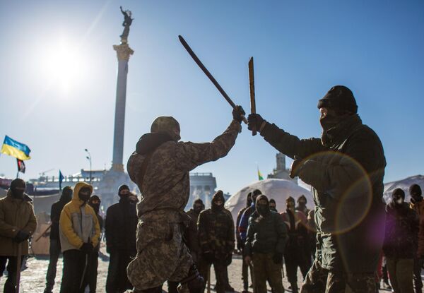 Año 2014. El entrenamiento de los combatientes de la organización nacionalista extremista Pravi Sector (Sector Derecho), en la Plaza de la Independencia. - Sputnik Mundo