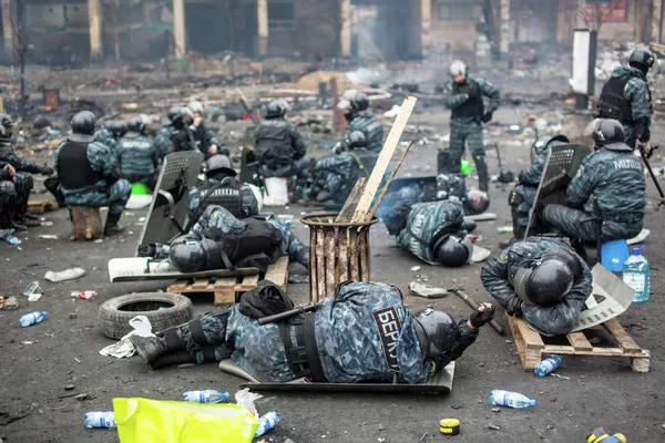 El 18 de febrero de 2014 se reanudaron los enfrentamientos armados entre las fuerzas de seguridad y los manifestantes cerca del edificio de la Rada Suprema. Como resultado, 25 personas murieron y más de 350 resultaron heridas. Al día siguiente continuaron los enfrentamientos.El 20 de febrero, el presidente electo Yanukóvich declaró el luto por las víctimas de los enfrentamientos. Ese mismo día, individuos no identificados dispararon contra los manifestantes y los policías antidisturbios de Bérkut. El 18 de febrero de 2014 se reanudaron los enfrentamientos armados entre las fuerzas de seguridad y los manifestantes cerca del edificio de la Rada Suprema. Como resultado, 25 personas murieron y más de 350 resultaron heridas. Al día siguiente continuaron los enfrentamientos.El 20 de febrero, el presidente electo Yanukóvich declaró el luto por las víctimas de los enfrentamientos. Ese mismo día, individuos no identificados dispararon contra los manifestantes y los policías antidisturbios de Bérkut. - Sputnik Mundo