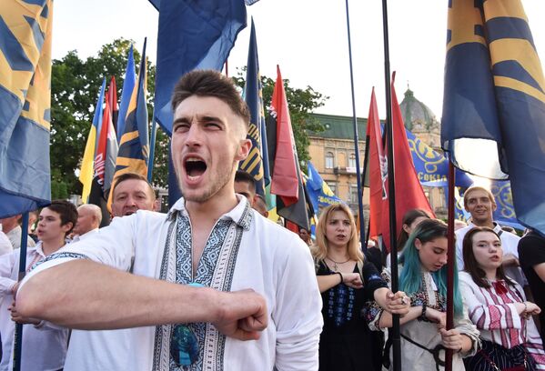 Año 2019. Marcha en vyshivankas en Leópolis. La estética de las vyshivankas —prendas folklóricas ucranianas— es asumida por los ideólogos neonazis. - Sputnik Mundo