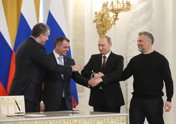 El 16 de marzo de 2014 se celebró un referéndum en Crimea sobre el futuro estatus de la península. Más del 95% de los participantes votaron a favor de la reunificación con Rusia. El 18 de marzo, Crimea y Sebastopol se convirtieron oficialmente en entidades constitutivas de la Federación de Rusia. El 16 de marzo de 2014 se celebró un referéndum en Crimea sobre el futuro estatus de la península. Más del 95% de los participantes votaron a favor de la reunificación con Rusia. El 18 de marzo, Crimea y Sebastopol se convirtieron oficialmente en entidades constitutivas de la Federación de Rusia. - Sputnik Mundo