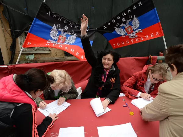 El 7 de abril de 2014 fue creado en la ciudad ucraniana de Donetsk el Consejo Popular Republicano, que declaró la soberanía de la República Popular de Donetsk. El 27 de abril de 2014 fue proclamada la República Popular de Lugansk en un mitin. El 7 de abril de 2014 fue creado en la ciudad ucraniana de Donetsk el Consejo Popular Republicano, que declaró la soberanía de la República Popular de Donetsk. El 27 de abril de 2014 fue proclamada la República Popular de Lugansk en un mitin. - Sputnik Mundo