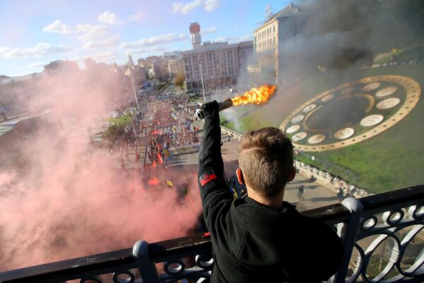 Año 2020, Kiev. Los participantes durante la marcha de los nacionalistas, dedicada al aniversario de la creación del Ejército Insurgente Ucraniano, que colaboró con los nazis durante la Segunda Guerra Mundial. - Sputnik Mundo