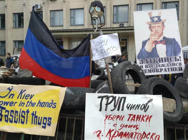 El 13 de abril, el presidente en funciones de Ucrania, Oleksandr Turchínov, anunció el inicio de "una operación antiterrorista" en el sureste de Ucrania. En primavera y verano de 2014, los radicales del Euromaidán comenzaron a alistarse como voluntarios en la Guardia Nacional de Ucrania. El líder de la organización neonazi Sector Derecho, Dmitró Yárosh, anunció la creación del Cuerpo de Voluntarios Ucranianos para participar en la guerra de Donbás. El 13 de abril, el presidente en funciones de Ucrania, Oleksandr Turchínov, anunció el inicio de "una operación antiterrorista" en el sureste de Ucrania. En primavera y verano de 2014, los radicales del Euromaidán comenzaron a alistarse como voluntarios en la Guardia Nacional de Ucrania. El líder de la organización neonazi Sector Derecho, Dmitró Yárosh, anunció la creación del Cuerpo de Voluntarios Ucranianos para participar en la guerra de Donbás. - Sputnik Mundo