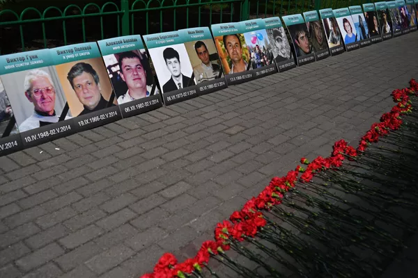 El 2 de mayo de 2014 se produjo una tragedia en la Casa de los Sindicatos de Odesa. Partidarios y opositores del Euromaidán se enfrentaron en el centro de la ciudad. Durante los enfrentamientos, los radicales de derechas empujaron a los activistas anti-Maidán hacia la Casa de los Sindicatos; el edificio fue incendiado por los ultranacionalistas. Según las cifras oficiales, ese día murieron 48 personas, la mayoría de ellas fueron quemadas vivas, mientras que quienes pudieron escapar fueron asesinados por los nacionalistas.Esta tragedia fue el punto de no retorno en la crisis ucraniana y el detonante de los posteriores acontecimientos de la Primavera Rusa. El 2 de mayo de 2014 se produjo una tragedia en la Casa de los Sindicatos de Odesa. Partidarios y opositores del Euromaidán se enfrentaron en el centro de la ciudad. Durante los enfrentamientos, los radicales de derechas empujaron a los activistas anti-Maidán hacia la Casa de los Sindicatos; el edificio fue incendiado por los ultranacionalistas. Según las cifras oficiales, ese día murieron 48 personas, la mayoría de ellas fueron quemadas vivas, mientras que quienes pudieron escapar fueron asesinados por los nacionalistas.Esta tragedia fue el punto de no retorno en la crisis ucraniana y el detonante de los posteriores acontecimientos de la Primavera Rusa. - Sputnik Mundo