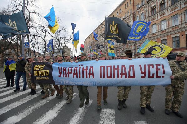 Año 2020, Kiev. Los neonazis ucranianos corean su lema: &quot;Ucrania sobre todo&quot; (&quot;Україна понад усе&quot;) que repite el lema adoptado por los nazis alemanes &quot;Alemania sobre todo&quot; (&quot;Deutschland über alles&quot;). - Sputnik Mundo