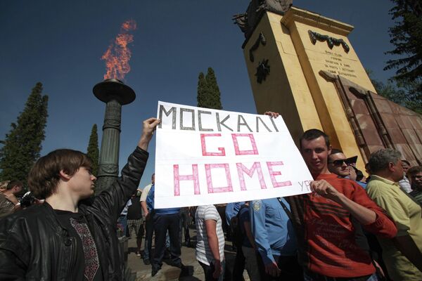 Una razón más detrás de la brecha en los puntos de vista de los habitantes de las regiones orientales y occidentales de Ucrania ha sido la rusofobia de los activistas proeuropeos. La rusofobia abierta se manifestaba en los eslóganes de los activistas del llamado Euromaidán: &quot;Quien no salta, es moskal —nombre peyorativo que se usa en Ucrania para referirse a los rusos—&quot;, &quot;Los moskales a la horca&quot;, &quot;Acuchillar a los moskales&quot;. Las personas que difundían estos eslóganes son miembros de la ultraderecha.Los habitantes de las regiones orientales, que son rusohablantes, no apoyaron a estos sentimientos tan radicales. Después de un tiempo, los activistas que estuvieron detrás de la autoproclamación de la independencia de las repúblicas populares de Donetsk y Lugansk se sinceraron diciendo que habían visto la creciente rusofobia como una amenaza para su propia existencia. Según el censo de 2001, en la región de Donetsk el 57% de la población se consideraba ucraniana, mientras que el 38% era rusa; en la región de Lugansk, el 58% de la población afirmaba que pertenecían a la etnia ucraniana, mientras que el 39%, a la rusa. Aún así, la mayoría en estos territorios habla el idioma ruso. La rusofobia, junto con las tendencias de &#x27;ucranización&#x27;, tan temida por los habitantes de Donbás, pudo privarlos de sus valores culturales fundamentales. - Sputnik Mundo