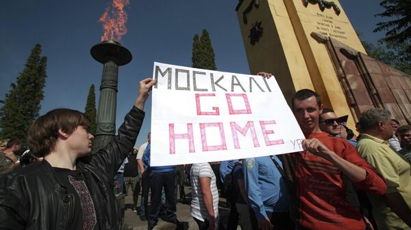 Неизвестные мужчины развернули плакат Москали - go home на Холме Славы во Львове, где проходят памятные мероприятия в честь 68-й годовщины Победы в Великой Отечественной войне - Sputnik Mundo